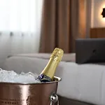 アパートホテル Eszentrico Suites-rooftop Bar & Pool