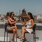 アパートホテル Eszentrico Suites-rooftop Bar & Pool