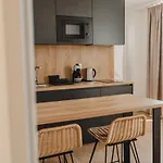 アパートホテル Eszentrico Suites-rooftop Bar & Pool