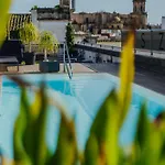 アパートホテル Eszentrico Suites-rooftop Bar & Pool 4*
